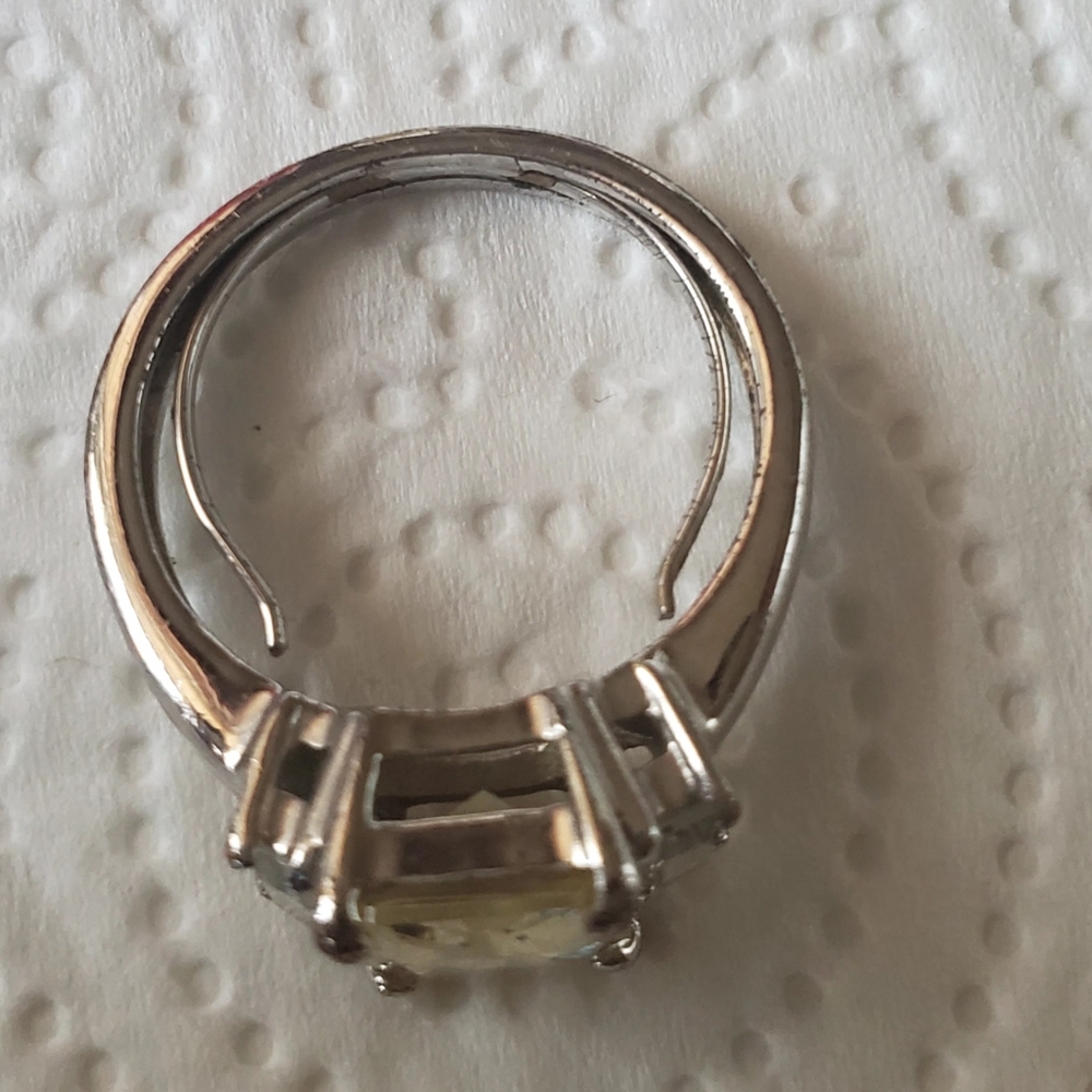 The Set Of 4 Rings. 2 - Size 8 And 2 - Stretch Rings. Unbranded. View 2